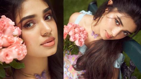 Krithi Shetty : గులాబీ పూలతో కృతి శెట్టి సోయగాలు.. | Krithi Shetty ...