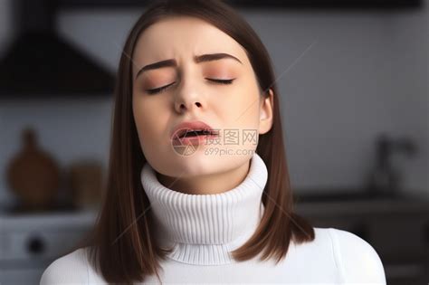 年轻女子因感冒喉咙痛高清图片下载-正版图片600144250-摄图网