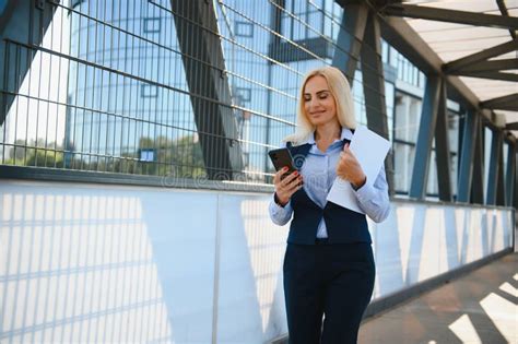 Business Women Going to Work 的图像结果