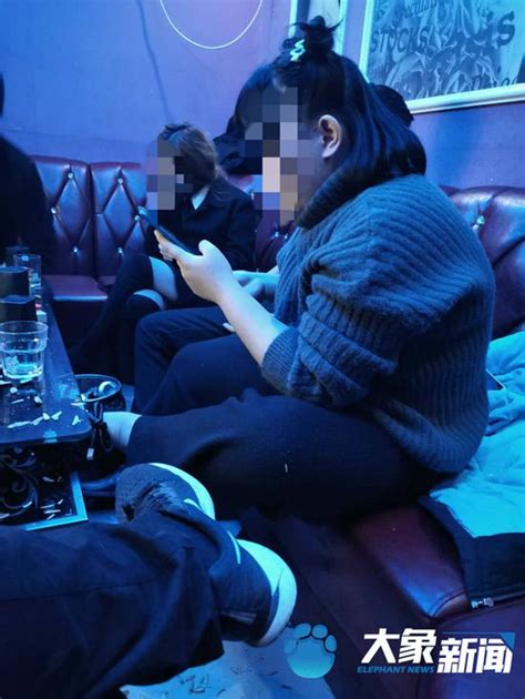 武汉 女孩KTV醉酒后遭服务员猥亵 男友当时就在身边_新浪新闻