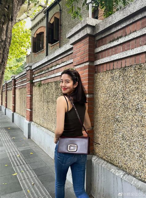 Actress Yang Caiyu takes photos, looks back and smiles, full of mature ...