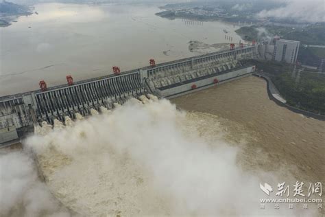 三峡大坝2020年首次削峰泄洪