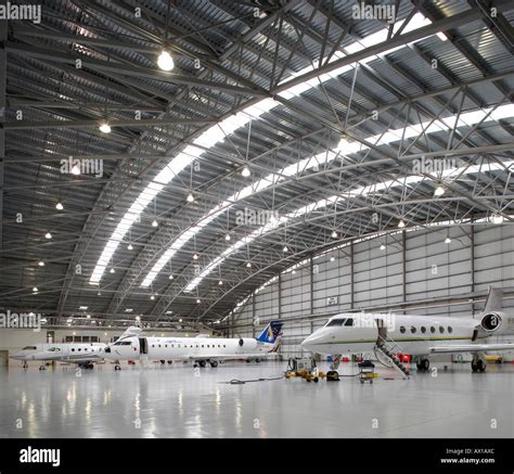 Farnborough airport terminal hi-res stock photography and images - Alamy