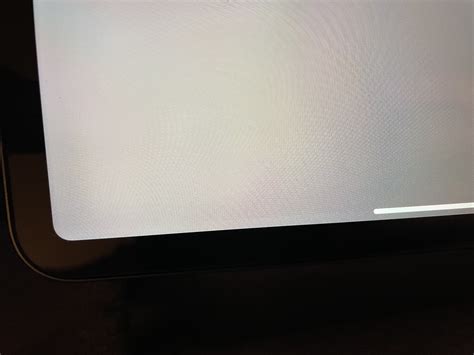 iPad Pro 12.9 2018 - white discoloration around the edge of the screen ...