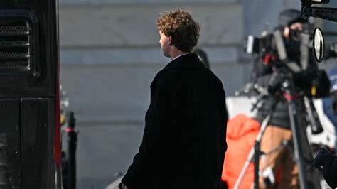 Mark Zuckerberg already spotted buddying up at Donald Trumps White ...