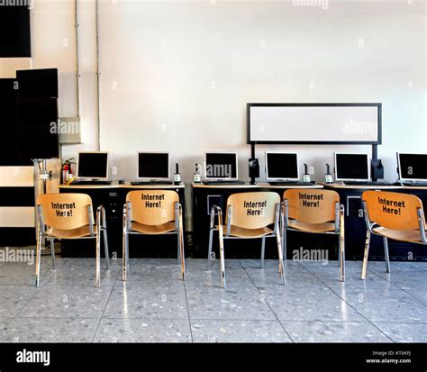 Computer Cafe 的图像结果