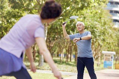 在公园打羽毛球的老年夫妻高清图片下载-正版图片507510766-摄图网