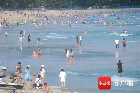三亚旅游人真多，20公里沙滩上都是人，在这能看到三亚湾最美日落_腾讯视频