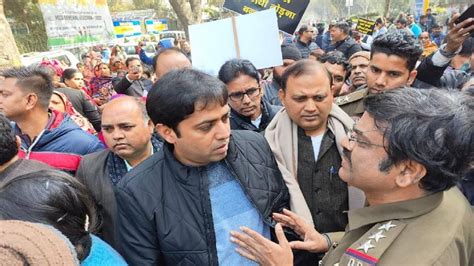 DDA ने झुग्गियों को हटाने का दिया नोटिस, AAP ने BJP मुख्यालय के बाहर ...