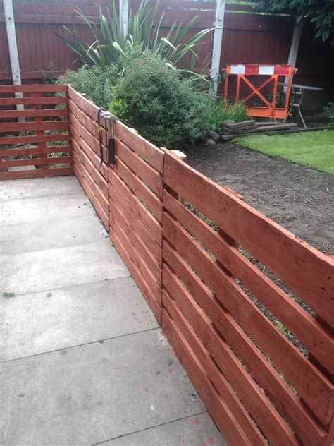 Easy Pallet Fence Patio Surround • 1001 Pallets | Wood pallet fence ...