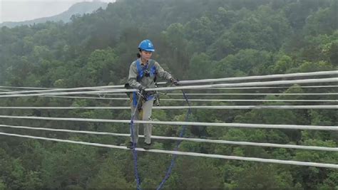 中国特高压电网工人100多米高空作业令人惊心动魄-特高压-国际电力网