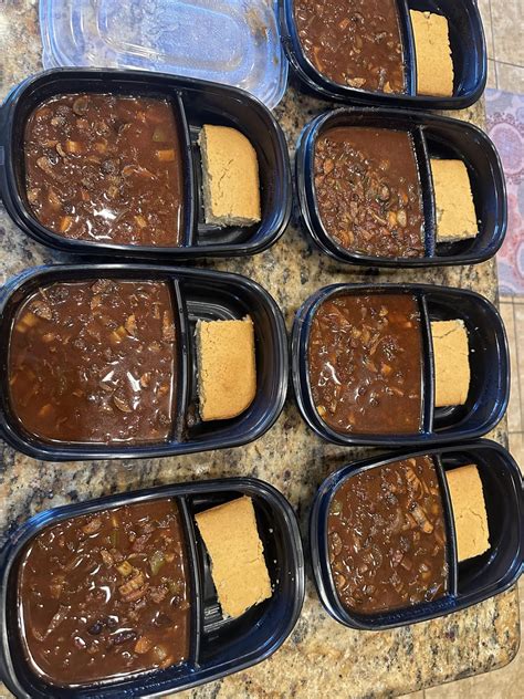 Impossible chili with mushrooms, carrots, and celery and cornbread : r ...