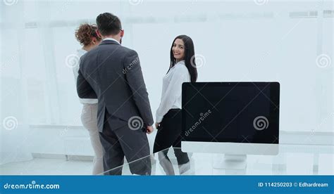 People Standing in an Office HD 的图像结果