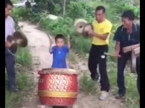 【舞狮LionDance】农村小朋友打鼓表演，未来可期？Rural children playing drums and performing ...