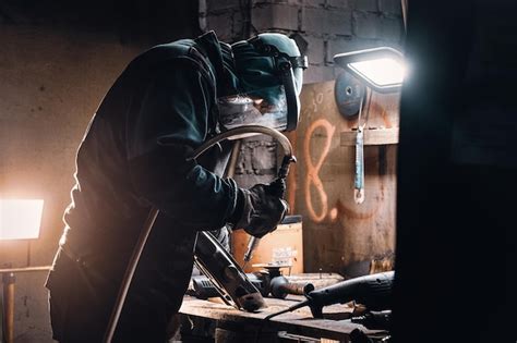 Retrato de homem trabalhando ocupado em seu local de trabalho na ...