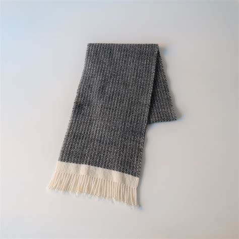 what is there / " puff " hand woven muffler ( white×black ) | what is there