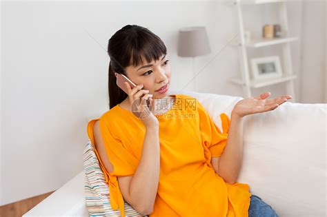 人,技术,沟通休闲轻的亚洲妇女打电话家里智能手机亚洲女人家里打电话给智能手机高清图片下载-正版图片300120524-摄图网