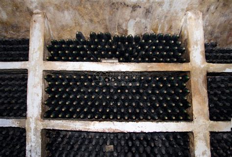 旧瓶栽培酒精石头木筏瓶子葡萄年份排列灰尘地窖高清图片下载-正版图片320004497-摄图网