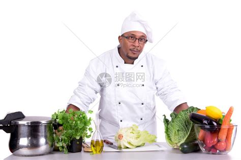 餐桌上有水果和蔬菜的男厨师在白种背高清图片下载-正版图片502801236-摄图网
