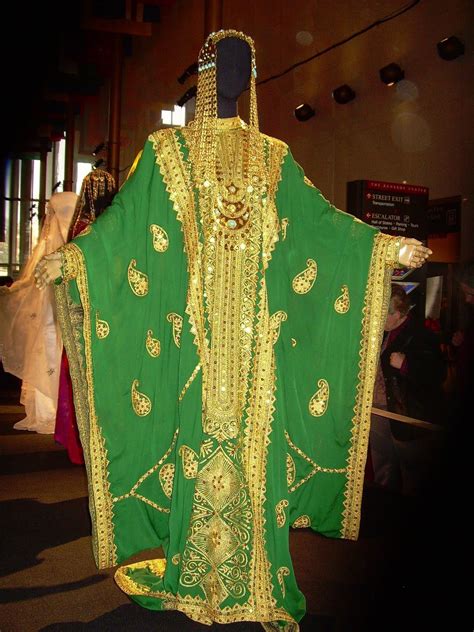 Kuwaiti darra'a and thobe - an example of traditional Arab clothing. # ...