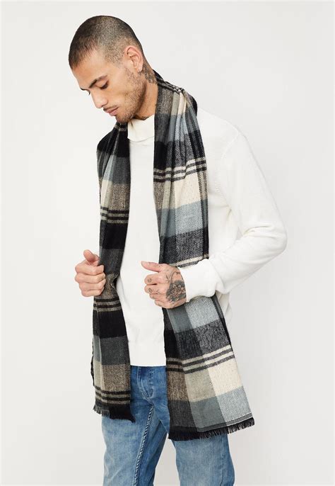 Buy Winter Accessories for Men Online in India | Max Fashion