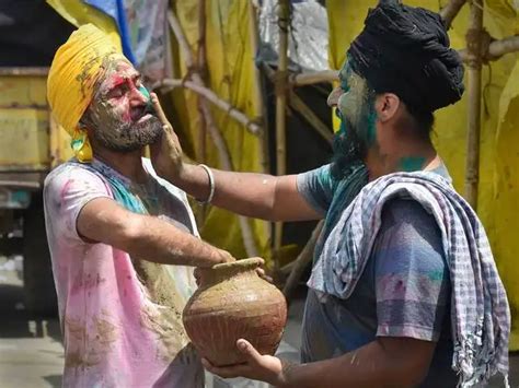 Nihang, or Sikh warrior, performs at Singhu border - How farmers ...