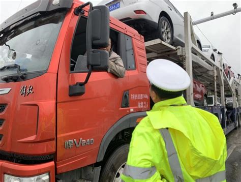 货车司机导航遇障碍 交警及时出现保障其通行-中国吉林网