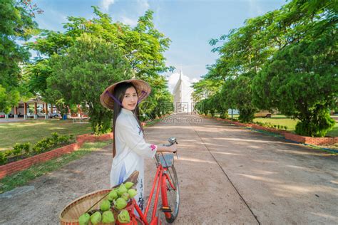 穿着越南传统文化服装AoDai和骑自行高清图片下载-正版图片504228366-摄图网