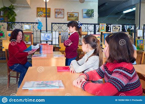 女学生坐在女教师面前 编辑类库存图片. 图片 包括有 é€‰ä»¶ç±», å­©å­ , è®°æœ¬ - 182861064