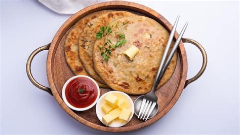 Achari Aloo Pyaz Paratha: आलू-प्याज पराठे में ऐड करें अचारी ट्विस्ट ...