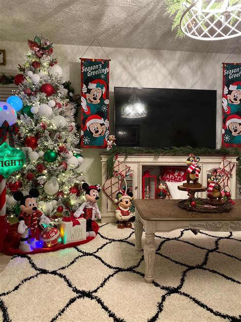 Pin by 𝓒𝓸𝓵𝓵𝓮𝓬𝓽𝓸𝓻. on Everything Christmas Day. | Disney christmas ...