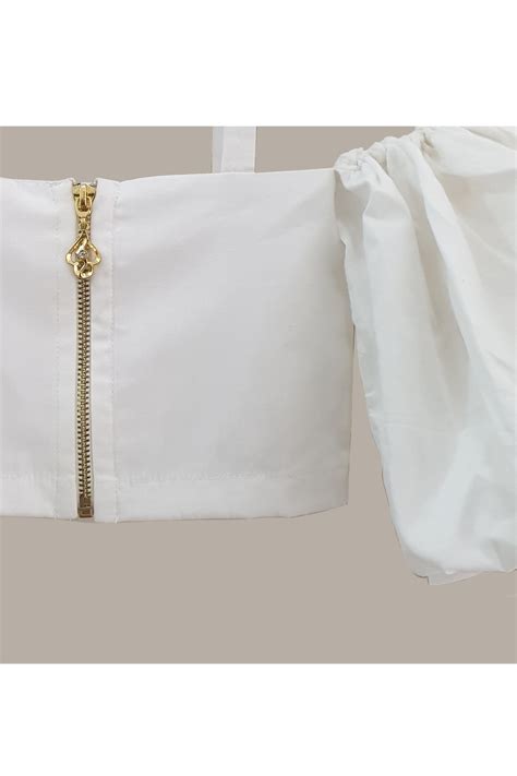 White top and wide jeans with hairband – Stylemylo