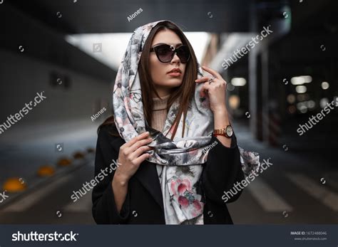 247,476 Scarves with model Images, Stock Photos & Vectors | Shutterstock