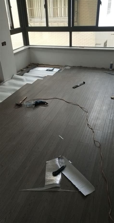 装修用实木地板好还是复合地板好呢？