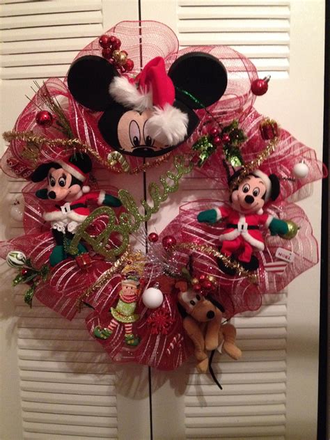 Disney Christmas wreath I made for my sister. | Christmas wreaths ...