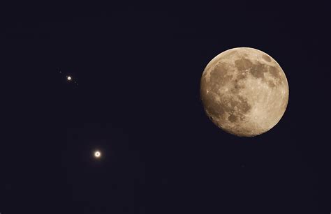 Moon, Venus, Jupiter and Moons | Earth Blog