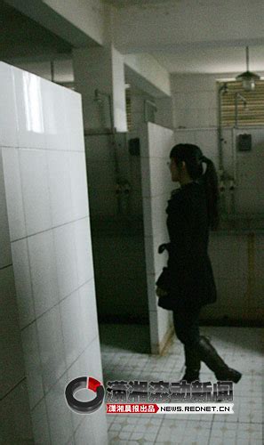 女大学生洗澡遭偷窥 大多数选择沉默(组图)-搜狐新闻