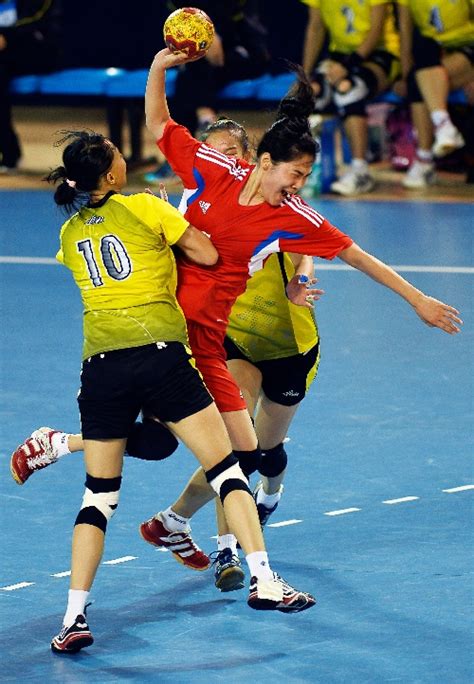 图文：全国女子手球冠军杯 山东队于群射门-搜狐体育