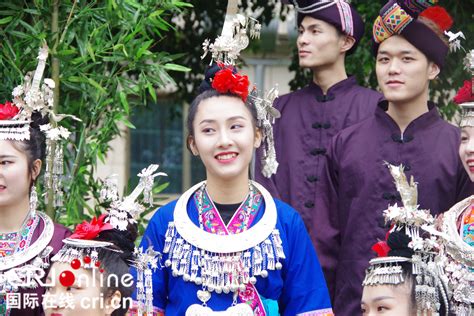在广西南宁市民歌湖，身穿壮族服饰的演员在参加三月三活动表演（2017年3月30日摄）。