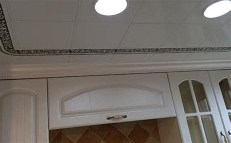 卫生间铝扣板吊顶一样可以开孔安装筒灯|筒灯|卫生间|防潮板_新浪新闻