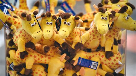 Toys 'R' Us reopens in Louisville Oxmoor Mall with outlet at Macy's