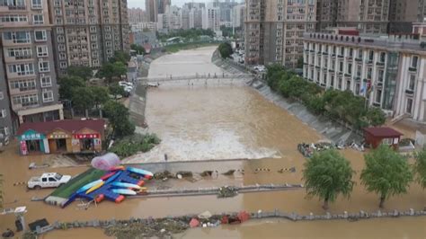 直击郑州暴雨：地铁停运车辆被淹 3天下了1年的雨量_凤凰网