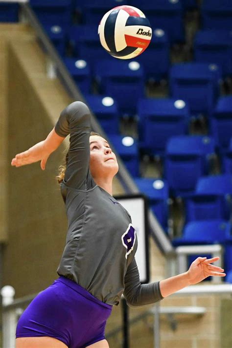 Warren volleyball sweeps Brennan to maintain playoff positioning