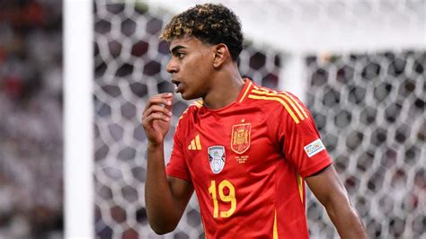 Lamine Yamal meets Cristiano Ronaldo Junior! Barcelona and Spain hero ...