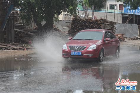 三亚大雨后路面存积水 车辆涉水通行_海南频道_凤凰网