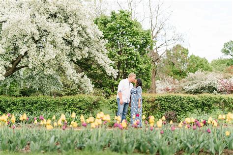 Lyndale Park Rose Garden | Spring Engagement - shanelongphotography.com
