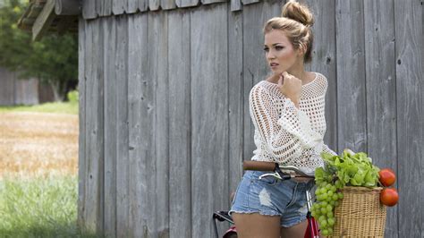 Download wallpaper bike, pose, basket, model, shorts, portrait, makeup ...