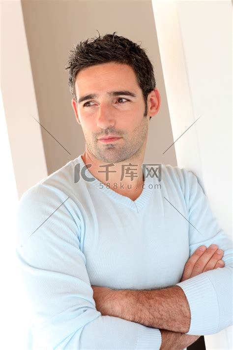 英俊的30岁男子肖像男人中年男性高清摄影大图-千库网