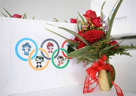 图文-北京奥运会颁奖花束首次亮相 五环下的红玫瑰_其他_2008奥运站_新浪网