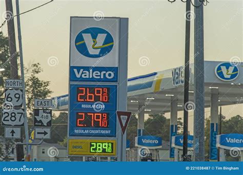 Valero Gas station sign editorial photography. Image of arrow - 221038487
